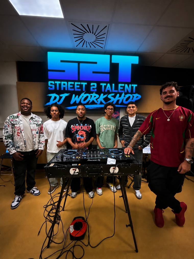 Deelnemers en coaches tijdens de DJ-workshop van Street2Talent