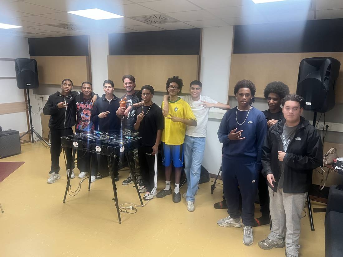 Deelnemers van Street2Talent tijdens de DJ-workshop