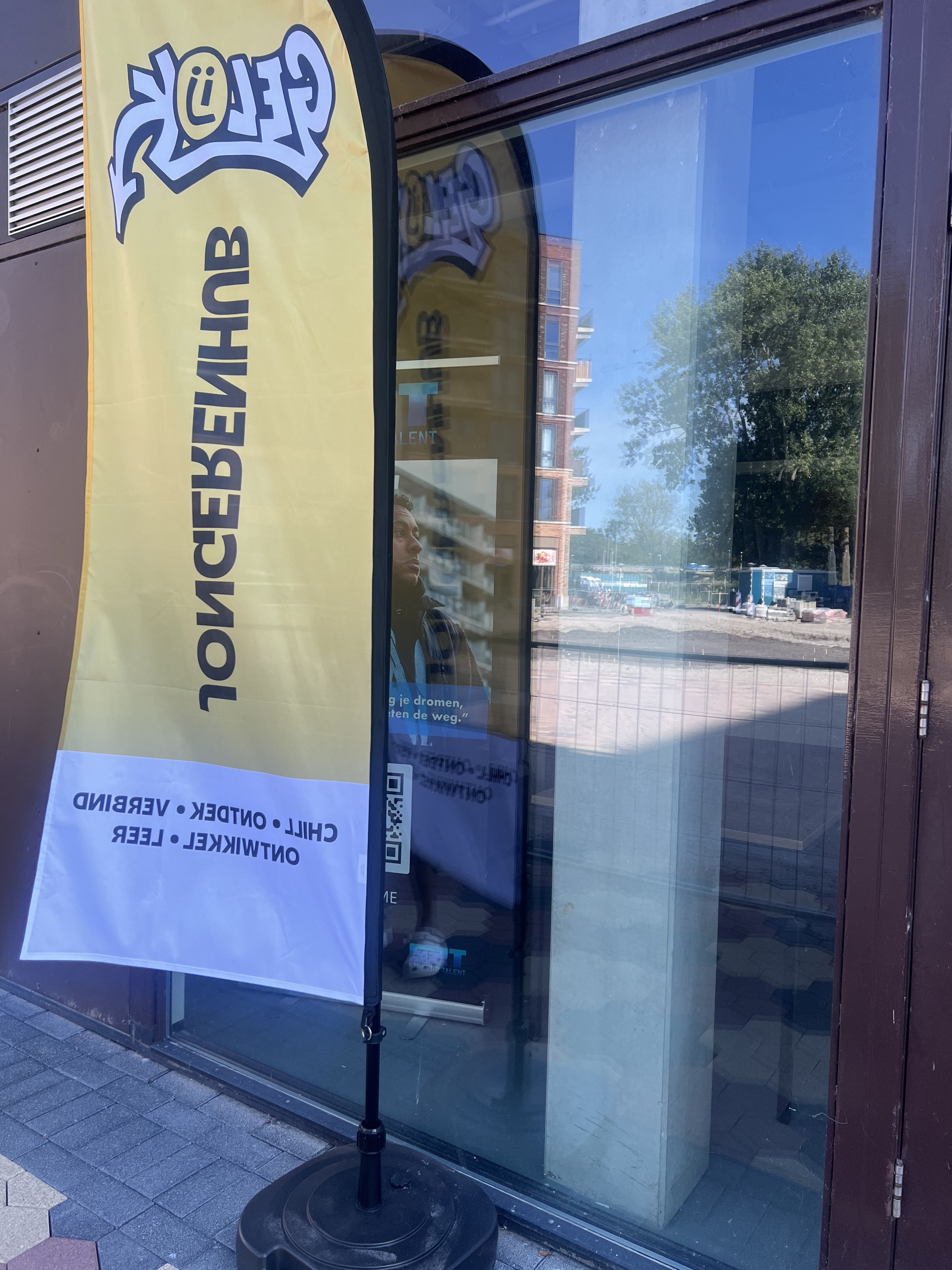 De ingang van Jongerenhub Gelijk met de vlag ervoor