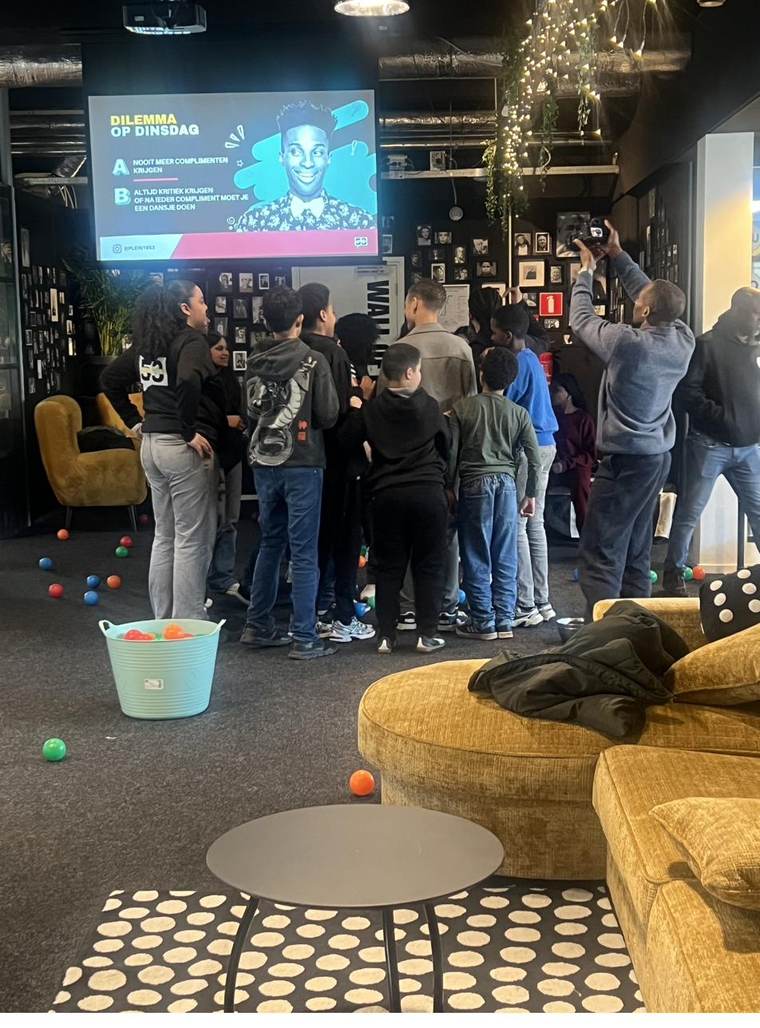 Groep jongeren tijdens een programma op locatie
